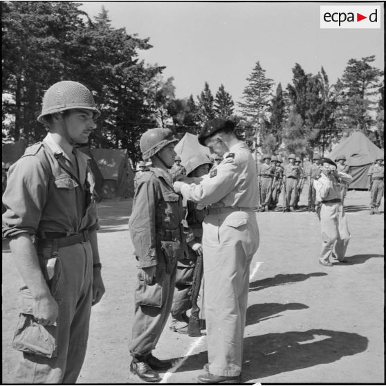 Remise de décoration au sergent major Faure, valeur militaire brigade, à Gouni Gouchrane.