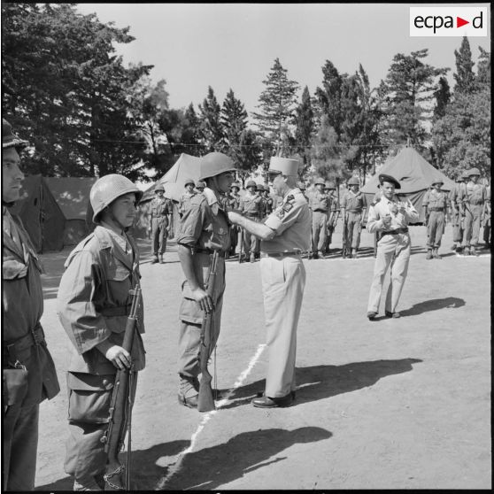 Remise de décoration par le général Raoul Salan au capitaine Costa, valeur militaire, à Gouni Gouchrane.