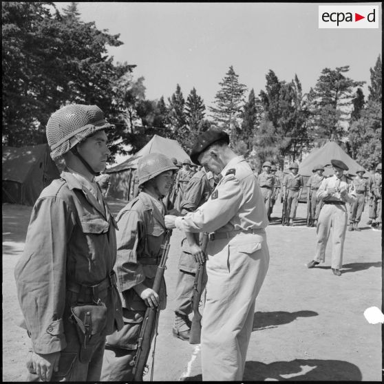 Remise de décoration au maréchal des logis (MDL) chef Lahousse, valeur militaire régiment, à Gouni Gouchrane.