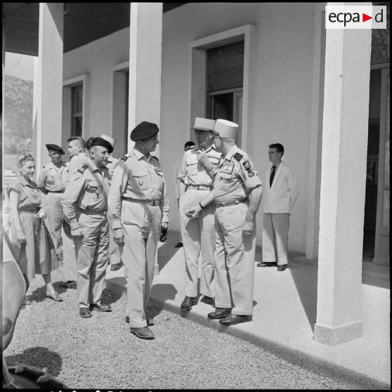 Madame Lucienne Salan et les généraux Raoul Salan, Jacques Allard et Lacomme à la sortie de l'hôpital de Tizi Ouzou.