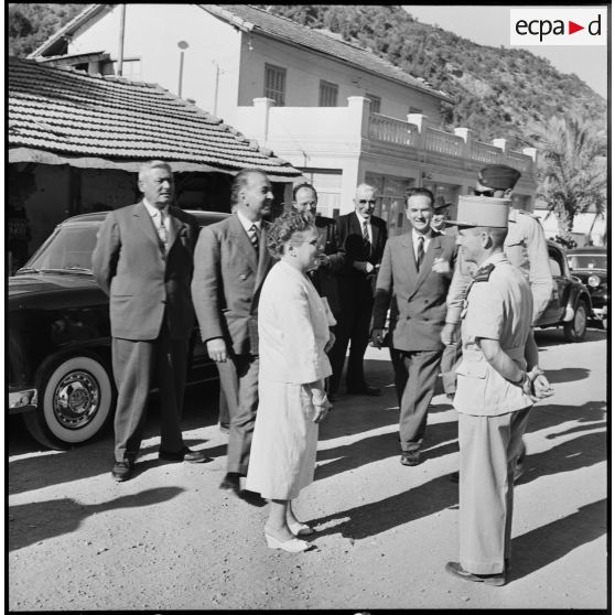 Visite avec madame Robert Lacoste à la section administrative de sécurité (SAS) de Hamam Melouan, commandé par le lieutenant Morin.