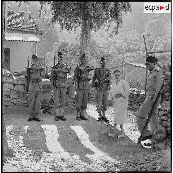 Visite avec madame Robert Lacoste à la section administrative de sécurité (SAS) de Hamam Melouan, commandé par le lieutenant Morin.