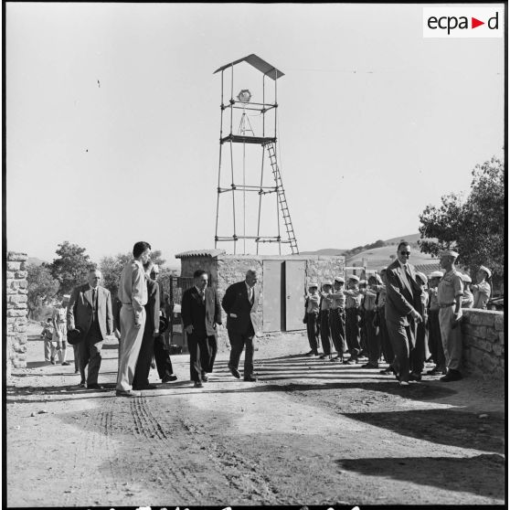 Visite à la section administrative de sécurité (SAS) de Beni Amran avec monsieur Robert Vignon, préfet de Grande Kabylie.