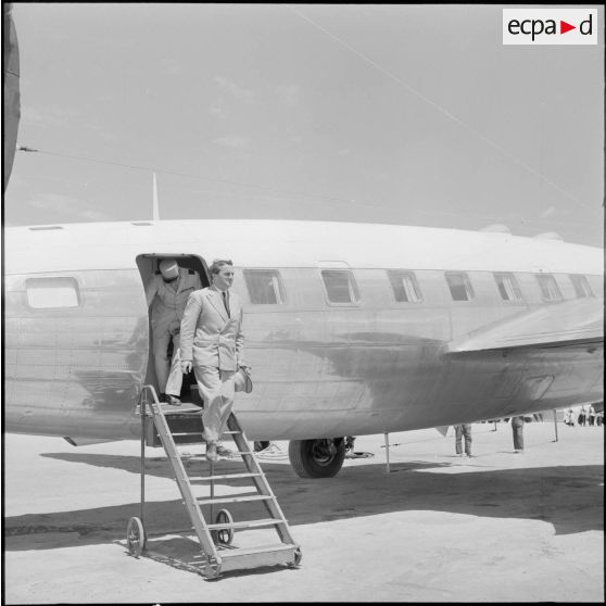 Max Lejeune, ministre du Sahara, descend de l'avion à Tamanrasset.