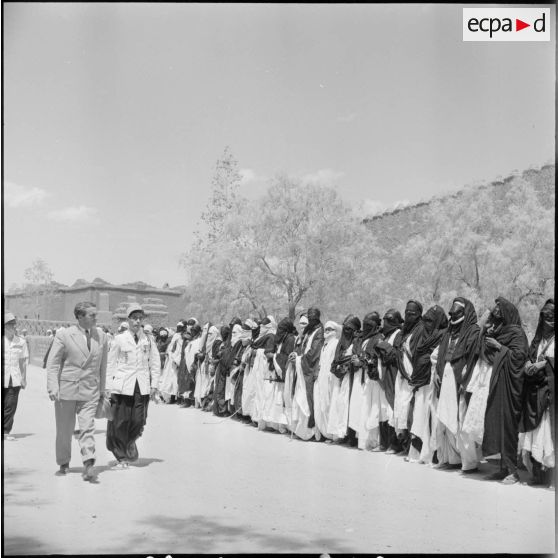 Max Lejeune, ministre du Sahara, devant la population Touareg de Tamanrasset.