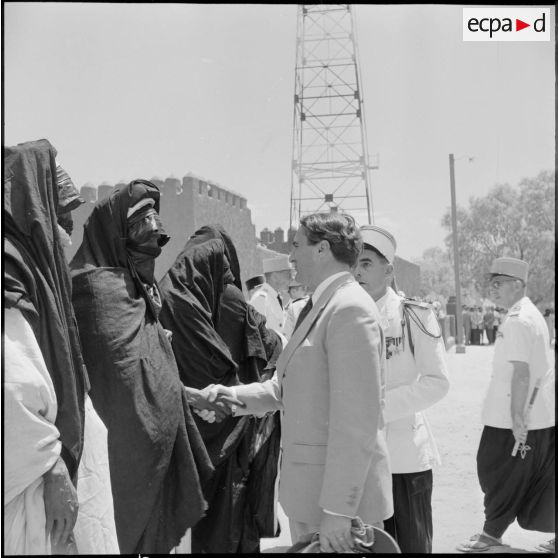 Max Lejeune, ministre du Sahara, serrant la main d'un Targui.