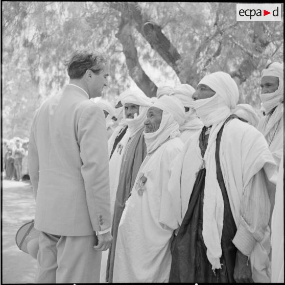 Max Lejeune, ministre du Sahara, et les anciens combattants de Tamanrasset.