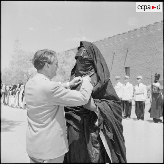 Max Lejeune épingle les insignes d'Officier de la Légion d'honneur à l'Amenokal, Bey Ag-Akhamouk, Roi du Hoggar.