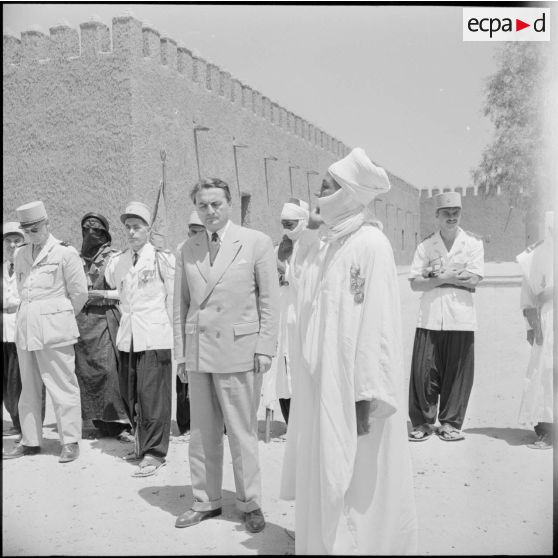 Max Lejeune, ministre du Sahara, pendant son discours (à droite l'interprète).