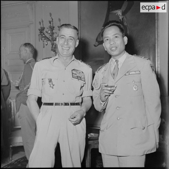 Le chef de bataillon (CBA) Linderman et le lieutenant colonel Kouprasith Abhay, attaché militaire à l'ambassade royale du Laos à Paris.