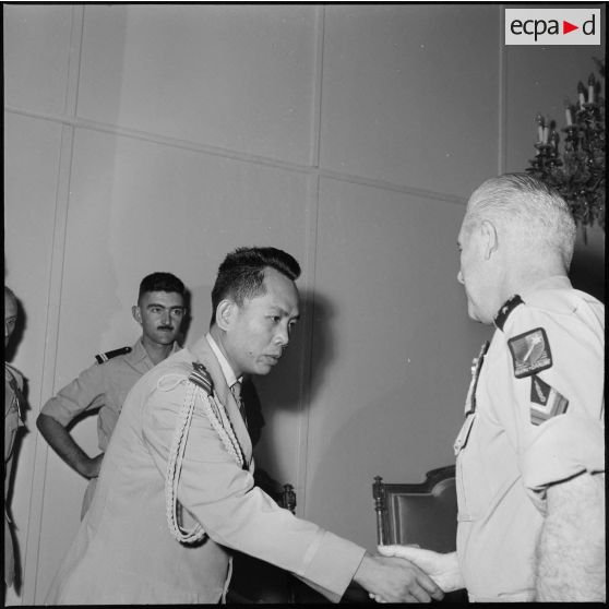 Le général Raoul Salan accueille le lieutenant colonel Kouprasith Abhay, attaché militaire à l'ambassade royale du Laos à Paris.