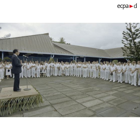 Allocution aux représentants des trois armées et services au Mess officier du Taaone. [Description en cours]