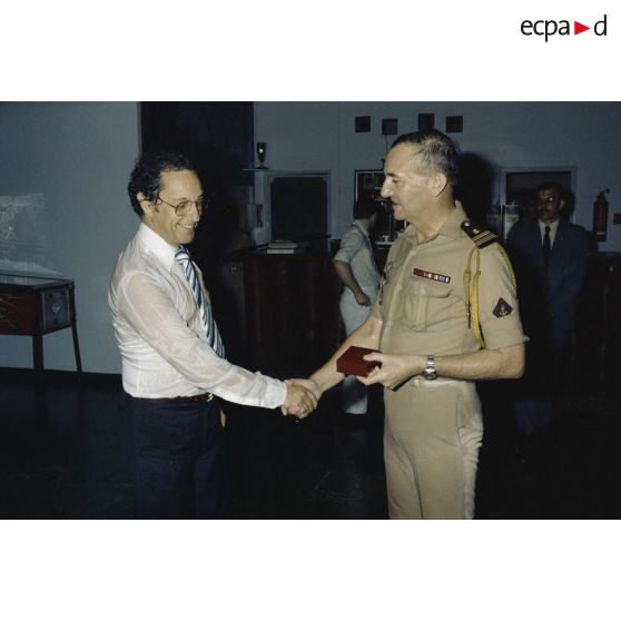 Remise de la médaille de Chartres au colonel Chartier, commandant du régiment d'infanterie de marine du Pacifique-Polynésie. [Description en cours]