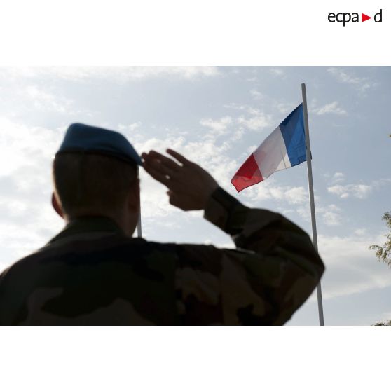 Portrait du colonel Haberey, commandant le détachement français et chef de corps du 92e RI, saluant le drapeau.