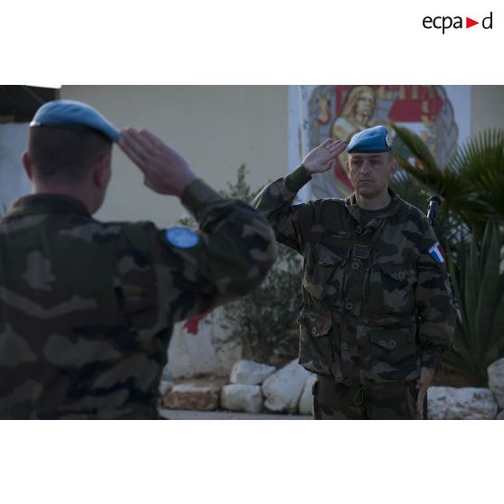 Le commandant des troupes (de dos) rend les honneurs au colonel Haberey, commandant le détachement français et chef de corps du 92e RI.