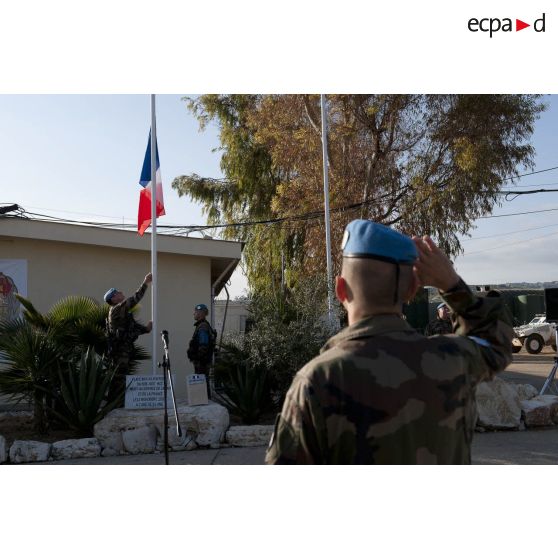 Le colonel Haberey, commandant le détachement français et chef de corps du 92e RI, salue le drapeau pendant la montée des couleurs.