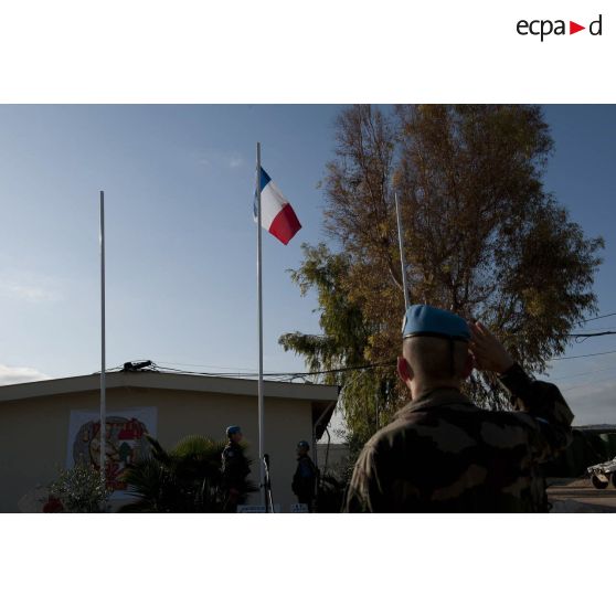 Le colonel Haberey, commandant le détachement français et chef de corps du 92e RI, salue le drapeau pendant la montée des couleurs.