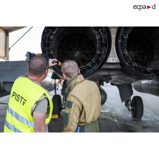 Un pilote mène la visite pré-vol d'un avion Rafale avec son mécanicien sur la base aérienne projetée (BAP) en Jordanie.