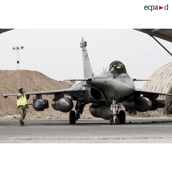 Un avion Rafale de l'escadron de chasse 3/30 Lorraine se tient prêt au décollage sur la piste de la base aérienne projetée (BAP) en Jordanie.