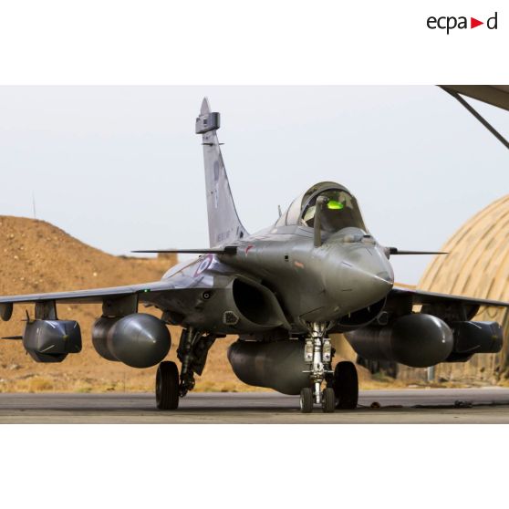 Un avion Rafale de l'escadron de chasse 3/30 Lorraine se tient prêt au décollage sur la piste de la base aérienne projetée (BAP) en Jordanie.