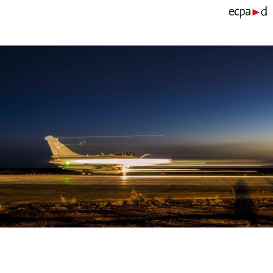 Décollage d'un avion de chasse Rafale depuis la base aérienne projetée (BAP) en Jordanie.