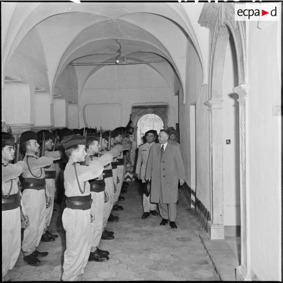 Le ministre de la défense nationale, André Morice, arrive au Palais Bruce, le colonel Yves Godard, commandant le secteur Alger Sahel, lui présente un détachement du 9ème zouave.