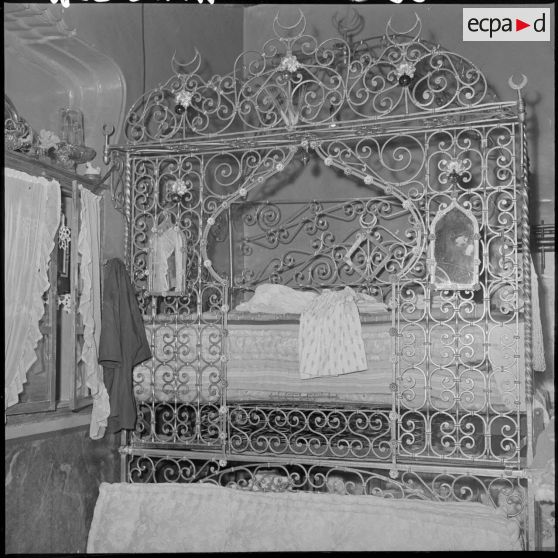 Un lit oriental dans une habitation de la casbah d'Alger.