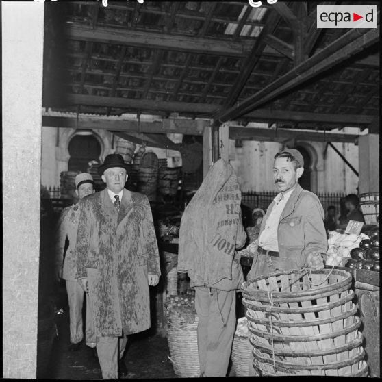 André Morice, ministre de la défense nationale et des forces armées, parcourt le marché de la casbah.