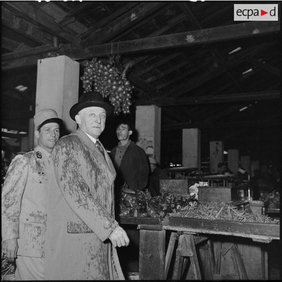 André Morice, ministre de la défense nationale et des forces armées, parcourt le marché de la casbah.