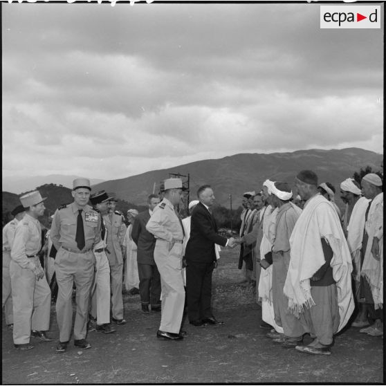 A Boudjima, André Morice, le ministre de la Défense nationale et des Forces armées, salue les notable du village.