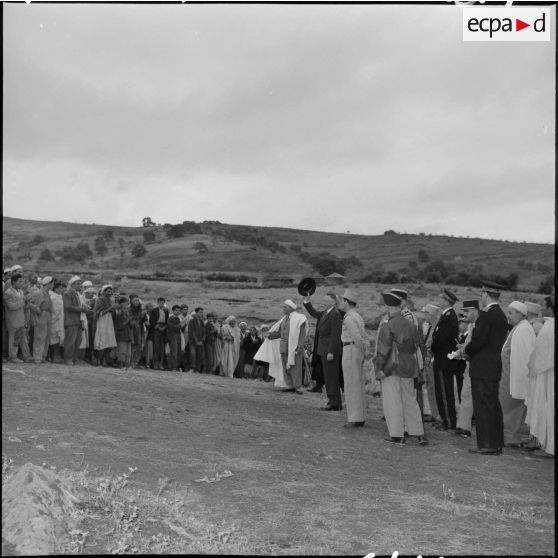 A Boudjima, André Morice, ministre de la Défense nationale et des Forces armées, salue la population venue l'accueillir.