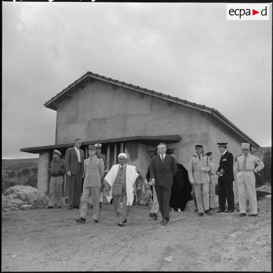 André Morice, ministre de la Défense nationale et des Forces armées, visite la nouvelle mairie et le village de Boudjima.