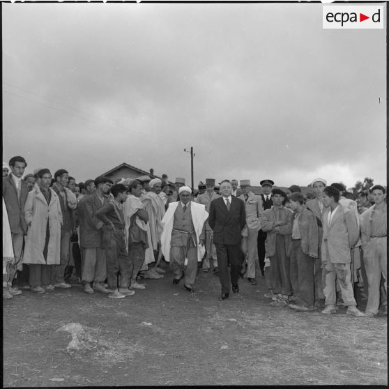 André Morice, ministre de la Défense nationale et des Forces armées, visite la nouvelle mairie et le village de Boudjima.