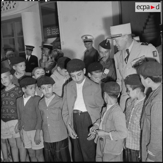 Le général Allard, commandant le corps d'armée d'Alger, distribue des bonbons aux enfants de Tikobain.