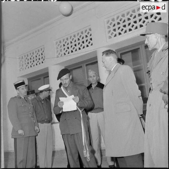 Le maire de Tikobain prononce son allocution de bienvenue au ministre de la Défense nationale et des Forces armées, André Morice.