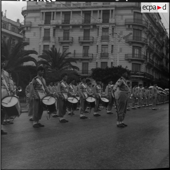 Cérémonie militaire pour les attachés militaires qui vont déposer une gerbe de fleurs au monument aux morts d'Alger.