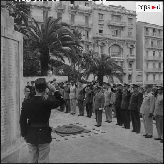 Toutes les personnalités au monument aux morts d'Alger.