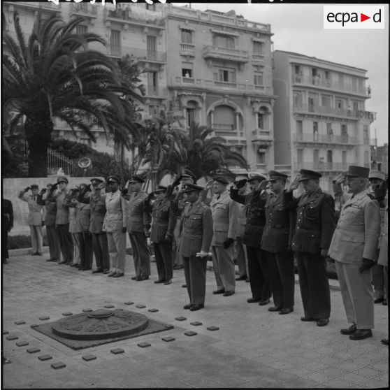 Toutes les personnalités au monument aux morts d'Alger.