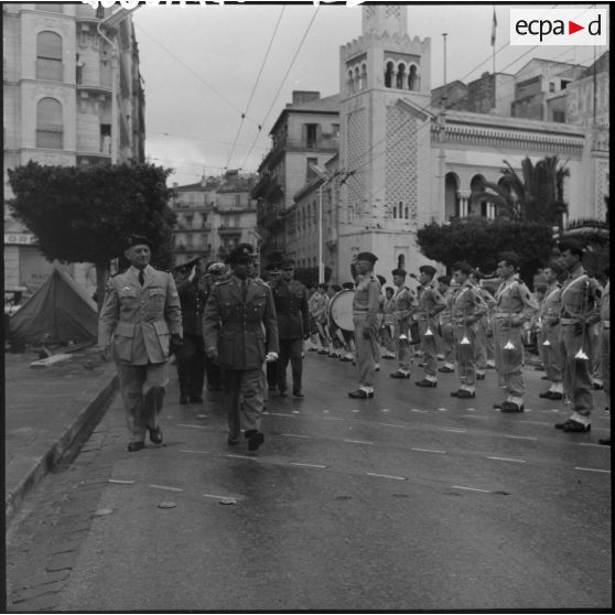 Le général Gracieux, adjoint au général Allard passe en revue les troupes, le général thaïlandais Senivongs de la délégation l'accompagne.