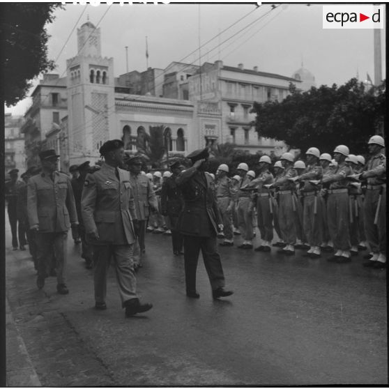 Le général Gracieux, adjoint au général Allard passe en revue les troupes, le général thaïlandais Senivongs de la délégation l'accompagne.