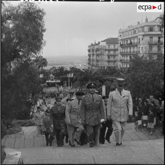 Le général Delange et le général thaïlandais Senivongs arrivent au monument aux morts.