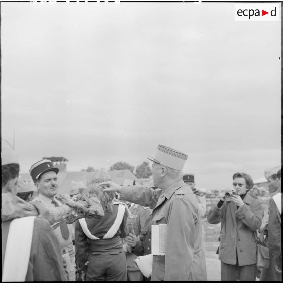 Le colonel Senges de la 13ème demi-brigade de la légion étrangère (DBLE) et le colonel Arfouilloux du 22ème bataillon de tirailleurs algériens (BTA) attaquent le méchoui pour la fête du Mouloud.