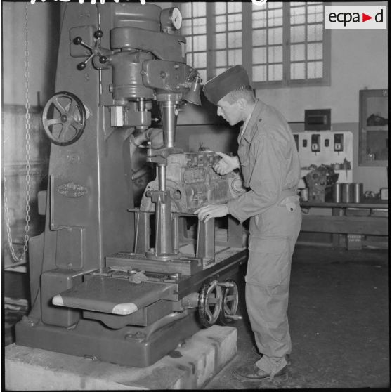 Un soldat de la 407ème compagnie de réparation divisionnaire (CRD) travaille sur une machine dans l'atelier.