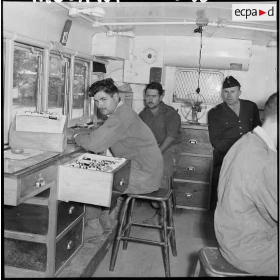 Des soldats de la 407ème compagnie de réparation divisionnaire (CRD) travaillent dans un bureau.