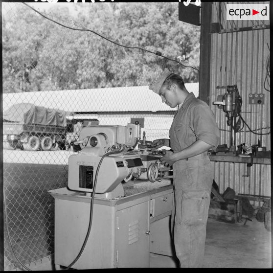 Un soldat de la 407ème compagnie de réparation divisionnaire (CRD) travaille sur une machine dans l'atelier.