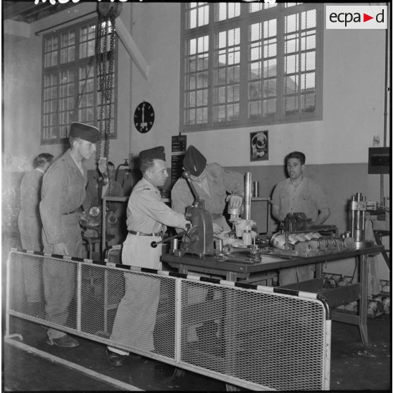 Des soldats de la 407ème compagnie de réparation divisionnaire (CRD) travaillent sur des machines dans l'atelier.