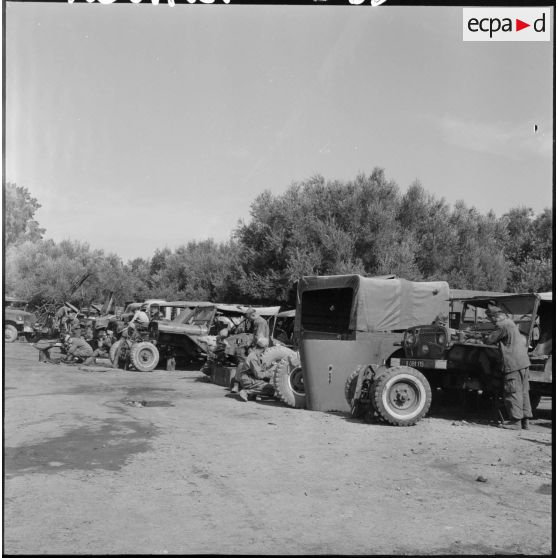 Des soldats de la 407ème compagnie de réparation divisionnaire (CRD) travaillent sur des camions.