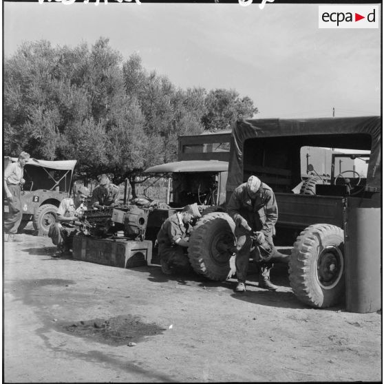 Des soldats de la 407ème compagnie de réparation divisionnaire (CRD) travaillent sur des camions.