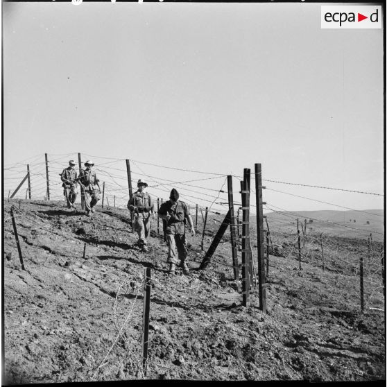 Un sergent de Conches (Eure), un 2ème classe de Juvigné (Mayenne), un 2ème classe de Thoix (Morbihan) et un 2ème classe de Cormoz (Ain) patrouillent dans le réseau du secteur de Laverdure.