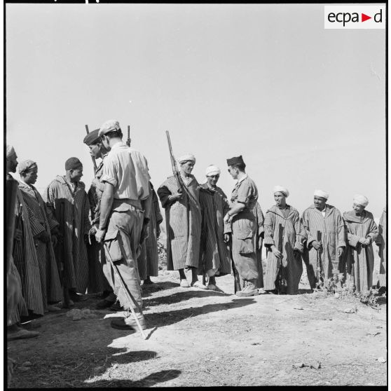 Instruction militaire du groupe d'auto-défense.